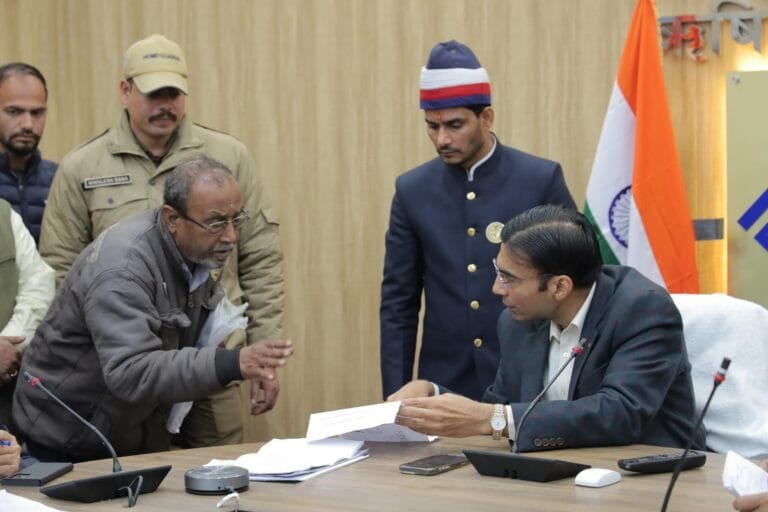 जनसुनवाई कार्यक्रम में जिलाधिकारी ने सुनीं जनशिकायतें, 94 शिकायतें हुई दर्ज जनसुनवाई कार्यक्रम में जिलाधिकारी ने सुनीं जनशिकायतें, 94 शिकायतें हुई दर्ज