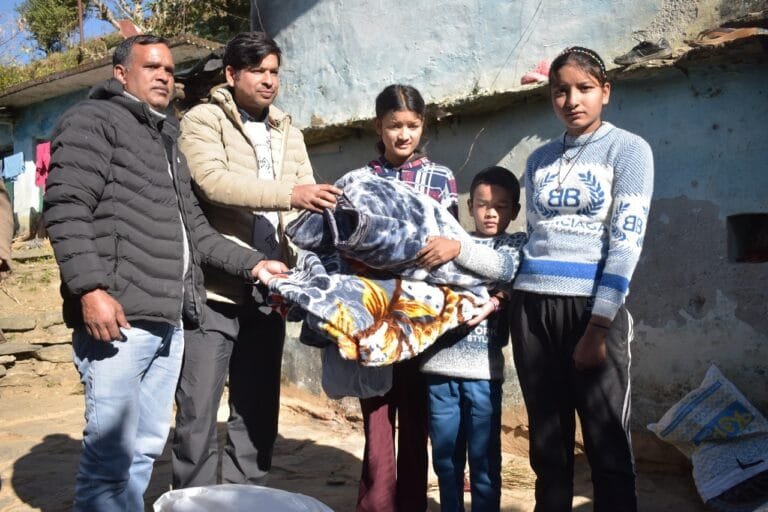 माता-पिता का साया खोने वाले खैनुरी के तीन अनाथ बच्चों की मदद को मुख्यमंत्री ने बढ़ाया हाथ माता-पिता का साया खोने वाले खैनुरी के तीन अनाथ बच्चों की मदद को मुख्यमंत्री ने बढ़ाया हाथ