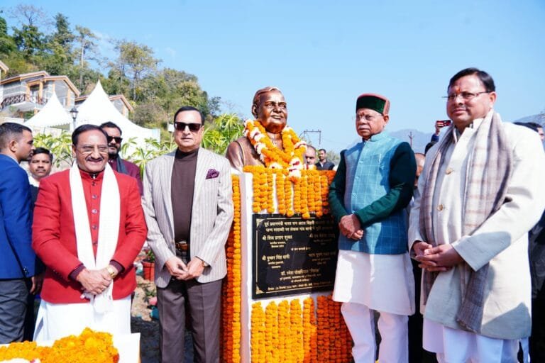 लेखक गांव में अटल बिहारी वाजपेयी की मूर्ति का किया अनावरण लेखक गांव में अटल बिहारी वाजपेयी की मूर्ति का किया अनावरण