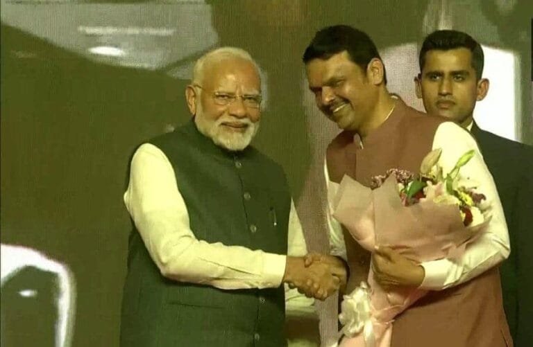 महाराष्ट्र में ‘देवेंद्र’ सरकार, एकनाथ शिंदे और अजित पवार बने उपमुख्यमंत्री महाराष्ट्र में ‘देवेंद्र’ सरकार, एकनाथ शिंदे और अजित पवार बने उपमुख्यमंत्री
