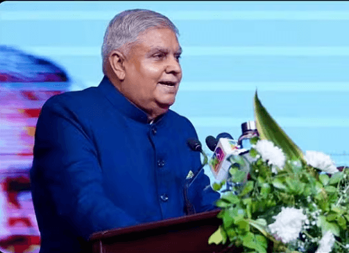 किसानों के समर्थन में आए उपराष्ट्रपति धनखड़, बोले-गले लगाने वालों को दुत्कारा नहीं जाता किसानों के समर्थन में आए उपराष्ट्रपति धनखड़, बोले-गले लगाने वालों को दुत्कारा नहीं जाता