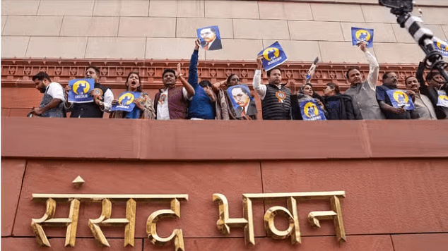 संसद के गेट पर अब सांसद-राजनेता नहीं कर सकेंगे प्रदर्शन संसद के गेट पर अब सांसद-राजनेता नहीं कर सकेंगे प्रदर्शन