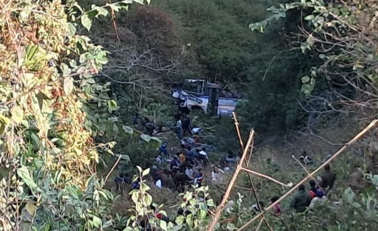 रोडवेज की बस खाई में गिरी, चार लोगों की मौत, दो दर्जन घायल रोडवेज की बस खाई में गिरी, चार लोगों की मौत, दो दर्जन घायल