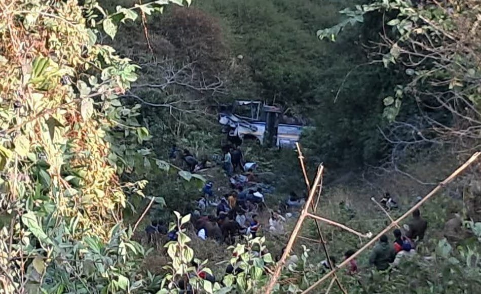 रोडवेज की बस खाई में गिरी, चार लोगों की मौत, दो दर्जन घायल रोडवेज की बस खाई में गिरी, चार लोगों की मौत, दो दर्जन घायल