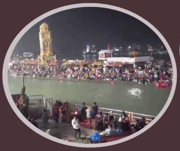 साल की आखिरी सोमवती अमावस्या पर गंगा स्नान को उमड़ी श्रद्धालुओं की भीड़ साल की आखिरी सोमवती अमावस्या पर गंगा स्नान को उमड़ी श्रद्धालुओं की भीड़