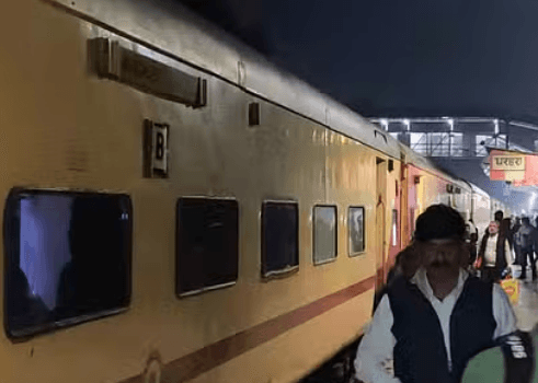 इंटरसिटी एक्सप्रेस के इंजन में लगी आग, लोको पायलट ने तत्परता से बचा ली सैकड़ों लोगों की जान इंटरसिटी एक्सप्रेस के इंजन में लगी आग, लोको पायलट ने तत्परता से बचा ली सैकड़ों लोगों की जान