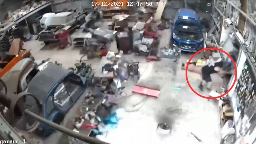 वानुअतु भूकंप वीडियो: सीसीटीवी ने चौंकाने वाले क्षण को कैद किया जब 7.3 तीव्रता के भूकंप से व्यक्ति और कुत्ता नीचे गिर गए वानुअतु भूकंप वीडियो: सीसीटीवी ने चौंकाने वाले क्षण को कैद किया जब 7.3 तीव्रता के भूकंप से व्यक्ति और कुत्ता नीचे गिर गए