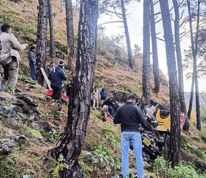 पौड़ी में बस खाई में गिरी, छह यात्रियों की मौत, 22 लोग घायल पौड़ी में बस खाई में गिरी, छह यात्रियों की मौत, 22 लोग घायल