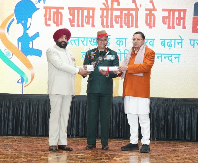 राज्यपाल और मुख्यमंत्री ने किया पदक विजेता सैनिकों और पूर्व सैनिकों को सम्मानित राज्यपाल और मुख्यमंत्री ने किया पदक विजेता सैनिकों और पूर्व सैनिकों को सम्मानित