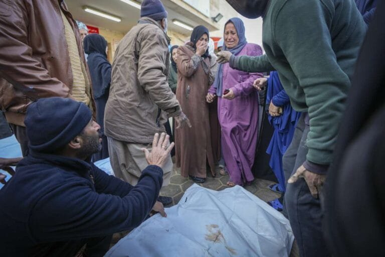 गाजा में इजरायली हवाई हमलों में 30 लोग मारे गए क्योंकि हजारों विस्थापित फिलिस्तीनी ठंड के मौसम में आश्रय की तलाश कर रहे थे गाजा में इजरायली हवाई हमलों में 30 लोग मारे गए क्योंकि हजारों विस्थापित फिलिस्तीनी ठंड के मौसम में आश्रय की तलाश कर रहे थे