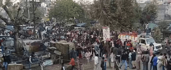 रुड़की में मतदान बंद करने को लेकर बवाल, पुलिस ने फटकारी लाठियां, भगदड़ में कई घायल रुड़की में मतदान बंद करने को लेकर बवाल, पुलिस ने फटकारी लाठियां, भगदड़ में कई घायल