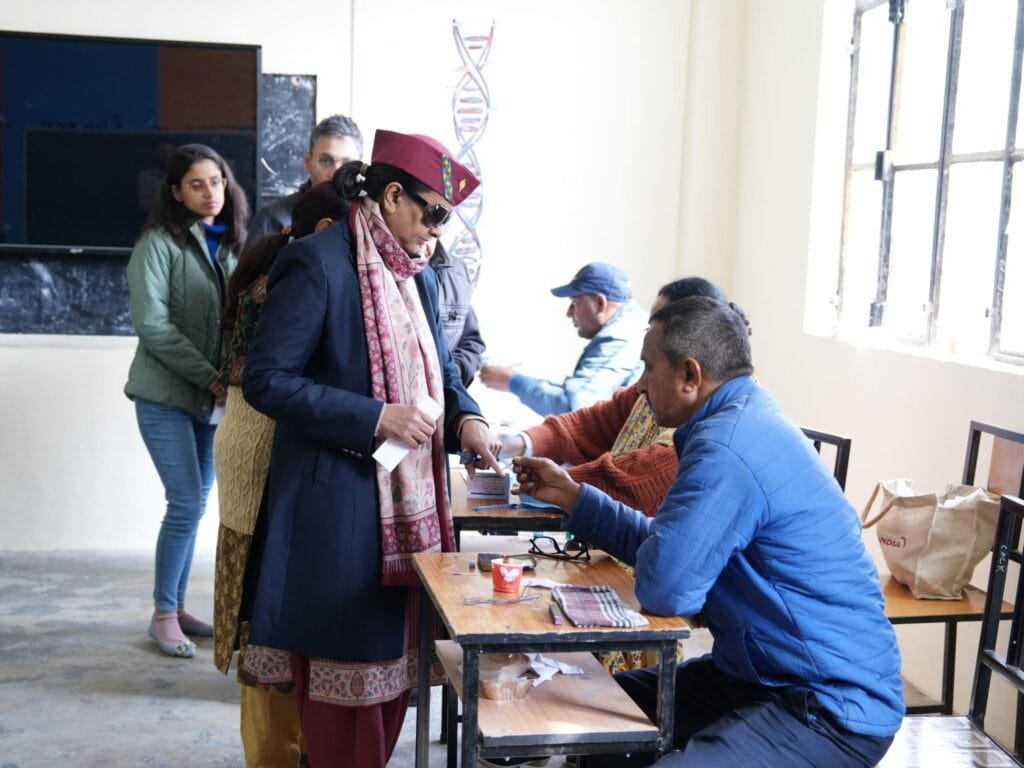 मुख्य सचिव ने जीआईसी किशनपुर में किया मतदान मुख्य सचिव ने जीआईसी किशनपुर में किया मतदान