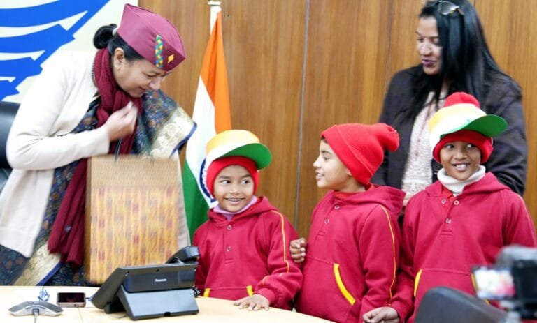 बालिका निकेतन, जिला शरणालय व शिशुसदन की बालिकाओं ने मुख्य सचिव से की मुलाकात बालिका निकेतन, जिला शरणालय व शिशुसदन की बालिकाओं ने मुख्य सचिव से की मुलाकात