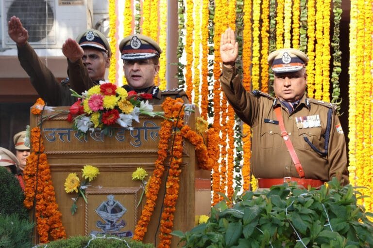 डीजीपी ने पुलिसकर्मियों को संविधान की उद्देशिका की शपथ दिलाई डीजीपी ने पुलिसकर्मियों को संविधान की उद्देशिका की शपथ दिलाई