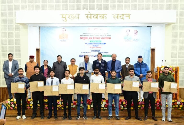 मुख्यमंत्री ने 530 चयनित अभ्यर्थियों को नियुक्ति पत्र वितरित किए मुख्यमंत्री ने 530 चयनित अभ्यर्थियों को नियुक्ति पत्र वितरित किए