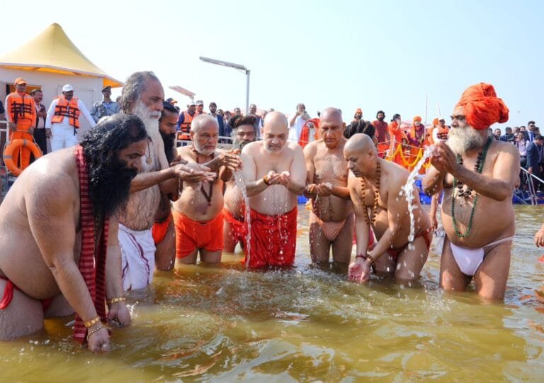 केन्द्रीय गृह मंत्री अमित शाह ने प्रयागराज में चल रहे महाकुंभ में पवित्र त्रिवेणी संगम में डुबकी लगाई केन्द्रीय गृह मंत्री अमित शाह ने प्रयागराज में चल रहे महाकुंभ में पवित्र त्रिवेणी संगम में डुबकी लगाई