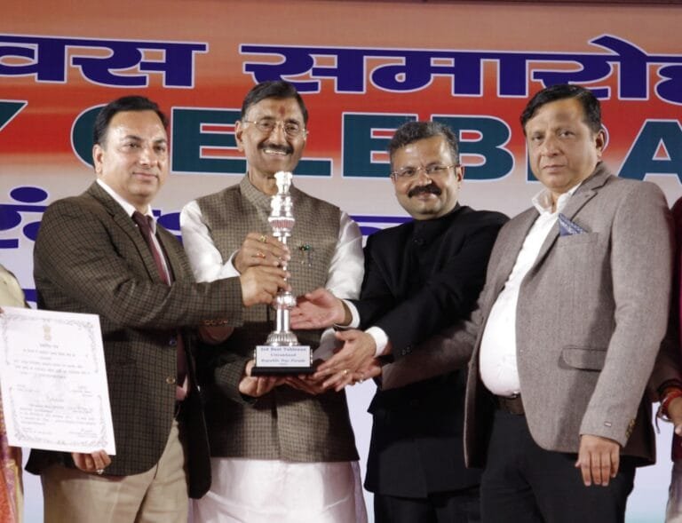 गणतंत्र दिवस में उत्तराखंड द्वारा “सांस्कृतिक विरासत एवं साहसिक खेल” पर आधारित झांकी की गई प्रदर्शित गणतंत्र दिवस में उत्तराखंड द्वारा “सांस्कृतिक विरासत एवं साहसिक खेल” पर आधारित झांकी की गई प्रदर्शित