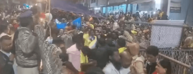 आंध्र प्रदेश के तिरुपति मंदिर में भगदड़, छह लोगों की मौत की खबर; कई घायल आंध्र प्रदेश के तिरुपति मंदिर में भगदड़, छह लोगों की मौत की खबर; कई घायल