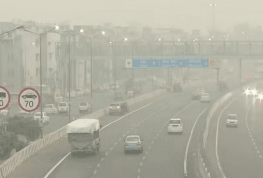 गंभीर श्रेणी की दहलीज पर पहुंची आबोहवा, AQI 386 दर्ज; आंखों में जलन व सांस लेने में परेशानी गंभीर श्रेणी की दहलीज पर पहुंची आबोहवा, AQI 386 दर्ज; आंखों में जलन व सांस लेने में परेशानी