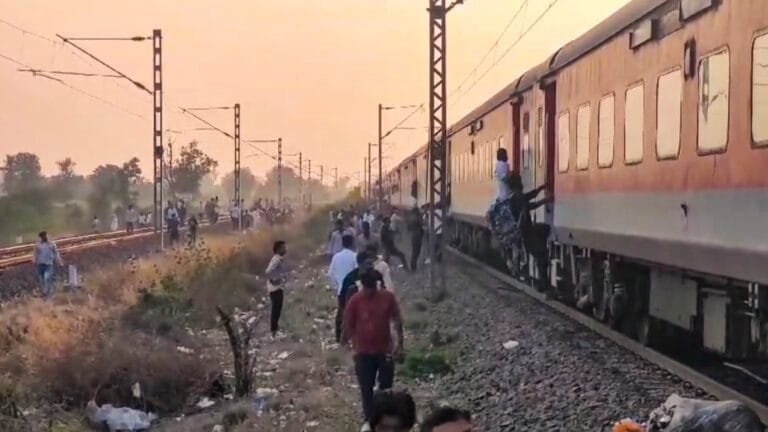 जलगांव ट्रेन दुर्घटना: नेपाल के विदेश मंत्रालय ने 7 नेपाली नागरिकों की मौत की पुष्टि की जलगांव ट्रेन दुर्घटना: नेपाल के विदेश मंत्रालय ने 7 नेपाली नागरिकों की मौत की पुष्टि की