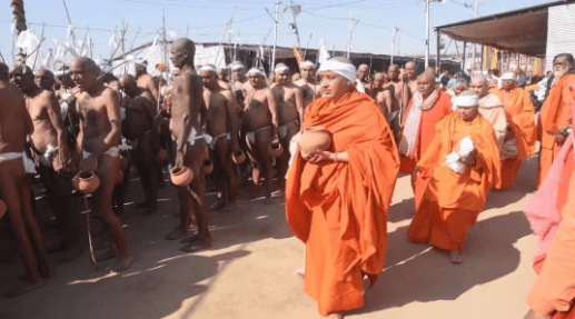 मोह-माया त्यागकर 150 महिलाएं बनीं नागा संन्यासिनी, प्रक्रिया अत्यंत कठिन; रहस्यलोक कर देगा हैरान मोह-माया त्यागकर 150 महिलाएं बनीं नागा संन्यासिनी, प्रक्रिया अत्यंत कठिन; रहस्यलोक कर देगा हैरान