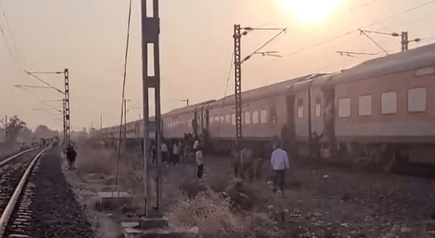 महाराष्ट्र: पुष्पक एक्सप्रेस में आग की अफवाह के बाद कूदे यात्री, कर्नाटक एक्सप्रेस की चपेट में आए, 12 की मौत महाराष्ट्र: पुष्पक एक्सप्रेस में आग की अफवाह के बाद कूदे यात्री, कर्नाटक एक्सप्रेस की चपेट में आए, 12 की मौत