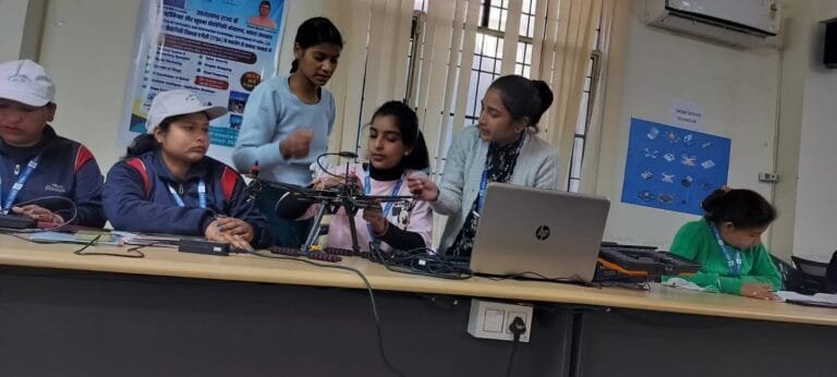 ड्रोन दीदी-वंचित वर्ग की बेटियां ड्रोन पायलट बन भर रही हैं ऊंची उड़ान ड्रोन दीदी-वंचित वर्ग की बेटियां ड्रोन पायलट बन भर रही हैं ऊंची उड़ान