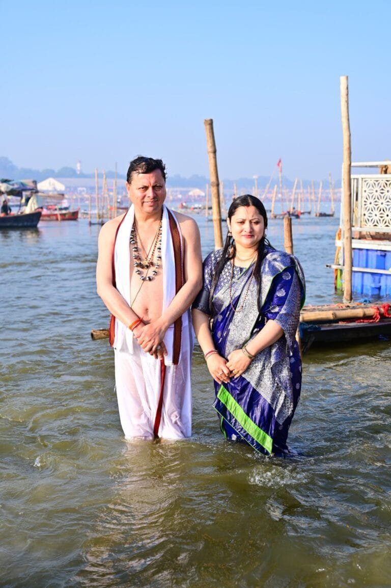 सीएम धामी ने महाकुंभ में त्रिवेणी संगम पर सपरिवार स्नान किया सीएम धामी ने महाकुंभ में त्रिवेणी संगम पर सपरिवार स्नान किया