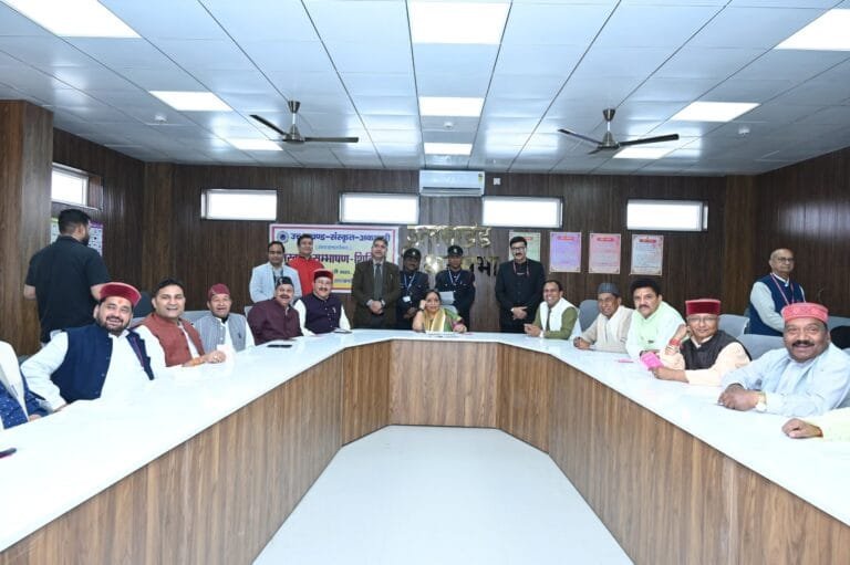द्वितीय राजभाषा संस्कृत संभाषण से गूंजी विधानसभा, सभी मंत्रियों और विधायकों ने लिया प्रशिक्षण द्वितीय राजभाषा संस्कृत संभाषण से गूंजी विधानसभा, सभी मंत्रियों और विधायकों ने लिया प्रशिक्षण