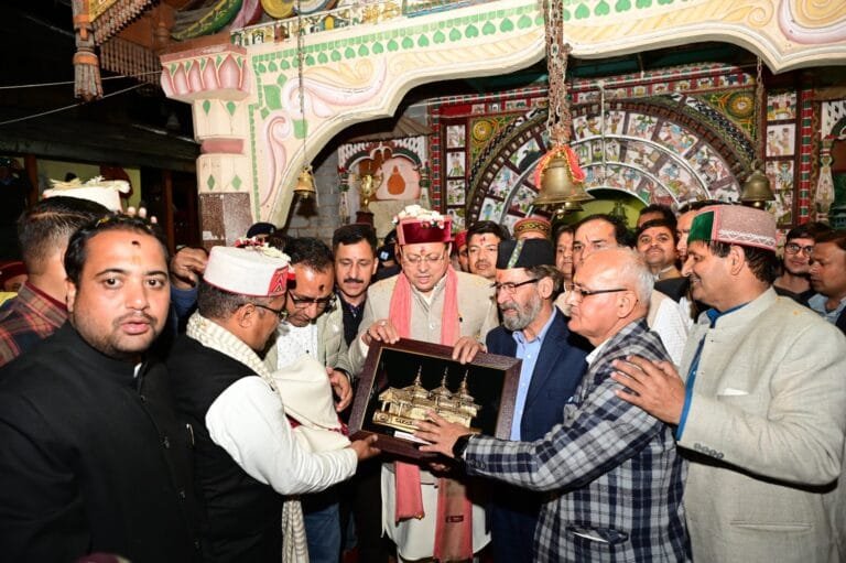 सीएम धामी ने हनोल स्थित महासू मंदिर में की पूजा अर्चना सीएम धामी ने हनोल स्थित महासू मंदिर में की पूजा अर्चना