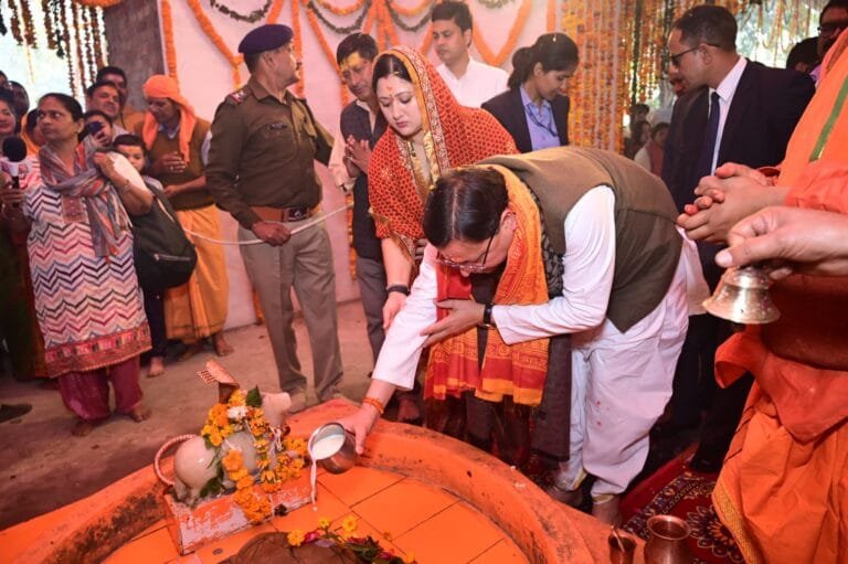 सीएम धामी ने वनखंडी महादेव शिव मंदिर में जलाभिषेक एवं पूजा अर्चना की सीएम धामी ने वनखंडी महादेव शिव मंदिर में जलाभिषेक एवं पूजा अर्चना की