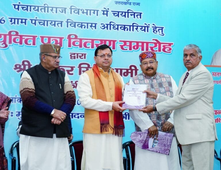 समर्पित आयोग के अध्यक्ष बी.एस वर्मा ने मुख्यमंत्री से की भेंट समर्पित आयोग के अध्यक्ष बी.एस वर्मा ने मुख्यमंत्री से की भेंट