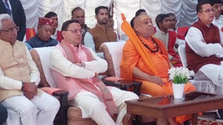 सीएम धामी ने जगतगुरू आश्रम हरिद्वार में सुनीं प्रधानमंत्री नरेन्द्र मोदी के मन की बात सीएम धामी ने जगतगुरू आश्रम हरिद्वार में सुनीं प्रधानमंत्री नरेन्द्र मोदी के मन की बात