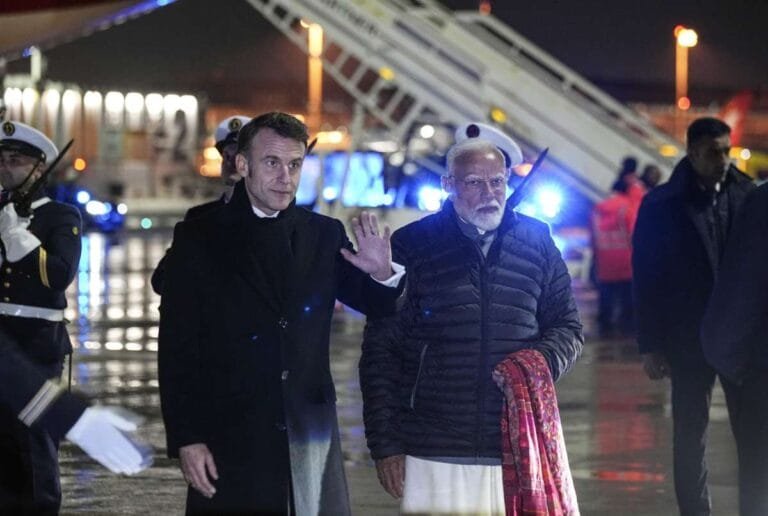 पीएम मोदी फ्रांसीसी राष्ट्रपति के विमान में इमैनुएल मैक्रॉन के साथ उड़ान भरते हैं, मे ने इसे ‘व्यक्तिगत तालमेल’ कहा है पीएम मोदी फ्रांसीसी राष्ट्रपति के विमान में इमैनुएल मैक्रॉन के साथ उड़ान भरते हैं, मे ने इसे ‘व्यक्तिगत तालमेल’ कहा है