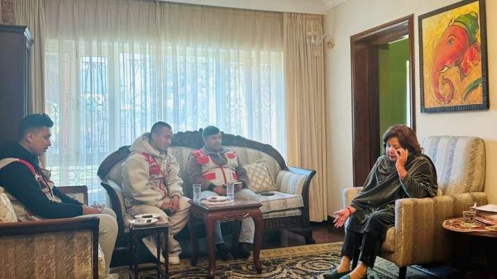 कीट आत्महत्या पंक्ति: नेपाल के विदेश मंत्री ओडिशा सीएम से बात करते हैं, छात्र की मृत्यु में ‘निष्पक्ष’ जांच के लिए कॉल करते हैं कीट आत्महत्या पंक्ति: नेपाल के विदेश मंत्री ओडिशा सीएम से बात करते हैं, छात्र की मृत्यु में ‘निष्पक्ष’ जांच के लिए कॉल करते हैं