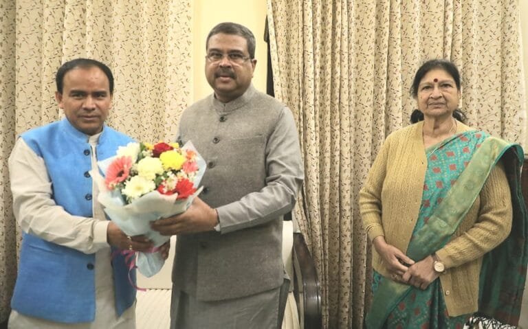 स्थानीय संदर्भों को शामिल कर तैयार करें पाठ्य पुस्तकेंः धर्मेंद्र प्रधान स्थानीय संदर्भों को शामिल कर तैयार करें पाठ्य पुस्तकेंः धर्मेंद्र प्रधान