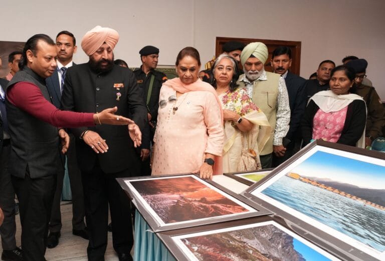 राजभवन में वसंतोत्सव के दौरान लगी आर्ट गैलरी और स्टॉल्स का राज्यपाल ने किया अवलोकन राजभवन में वसंतोत्सव के दौरान लगी आर्ट गैलरी और स्टॉल्स का राज्यपाल ने किया अवलोकन