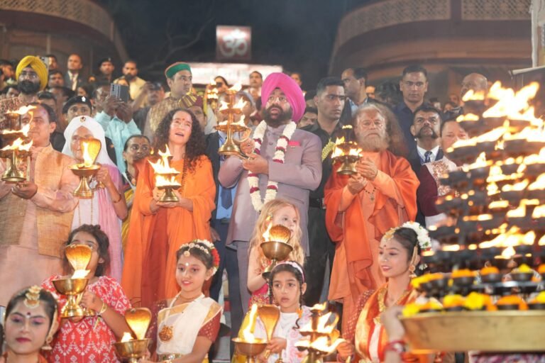 अंतर्राष्ट्रीय योग महोत्सव में 75 देशों के 1500 से अधिक योग साधकों ने भाग लिया अंतर्राष्ट्रीय योग महोत्सव में 75 देशों के 1500 से अधिक योग साधकों ने भाग लिया