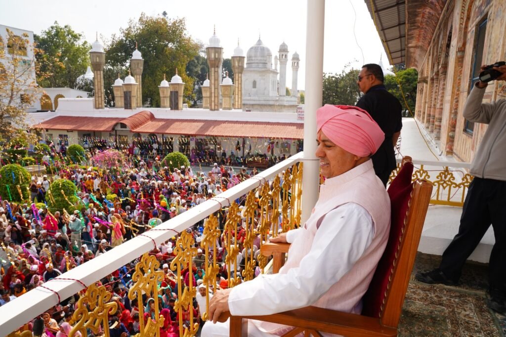 गुरु राम राय महाराज व श्रीमहंत देवेन्द्र दास महाराज के जयकारों से निहाल हुई संगतें गुरु राम राय महाराज व श्रीमहंत देवेन्द्र दास महाराज के जयकारों से निहाल हुई संगतें