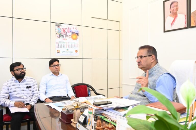 देहरादून-पांवटा साहिब राजमार्ग चौड़ीकरण कार्यों की प्रगति की मंत्री जोशी ने की समीक्षा देहरादून-पांवटा साहिब राजमार्ग चौड़ीकरण कार्यों की प्रगति की मंत्री जोशी ने की समीक्षा