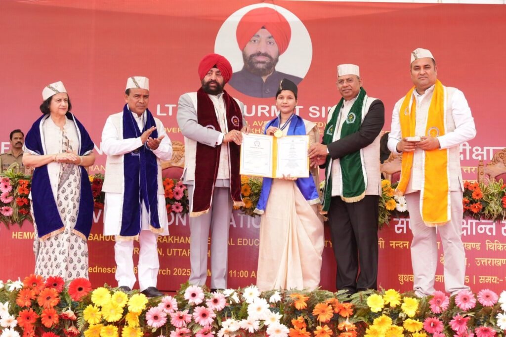 राज्यपाल ने एचएनबी चिकित्सा शिक्षा वि.वि. के दीक्षांत समारोह में विद्यार्थियों को उपाधियां प्रदान की राज्यपाल ने एचएनबी चिकित्सा शिक्षा वि.वि. के दीक्षांत समारोह में विद्यार्थियों को उपाधियां प्रदान की