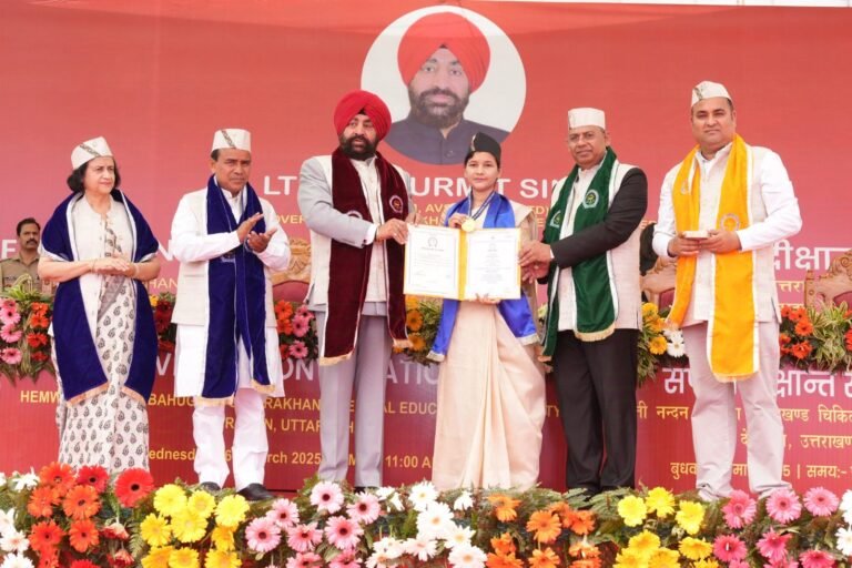 राज्यपाल ने एचएनबी चिकित्सा शिक्षा वि.वि. के दीक्षांत समारोह में विद्यार्थियों को उपाधियां प्रदान की राज्यपाल ने एचएनबी चिकित्सा शिक्षा वि.वि. के दीक्षांत समारोह में विद्यार्थियों को उपाधियां प्रदान की