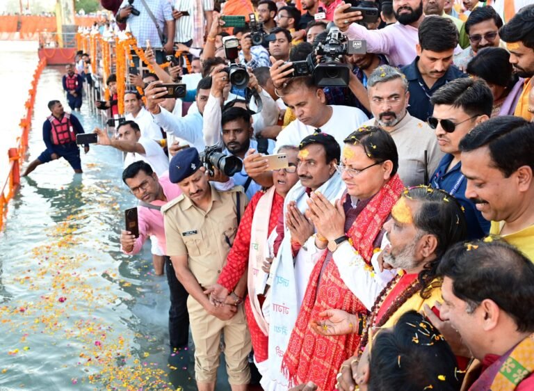 मुख्यमंत्री ने लक्ष्मीनारायण घाट रुड़की में किया मां गंगा आरती का शुभारंभ मुख्यमंत्री ने लक्ष्मीनारायण घाट रुड़की में किया मां गंगा आरती का शुभारंभ