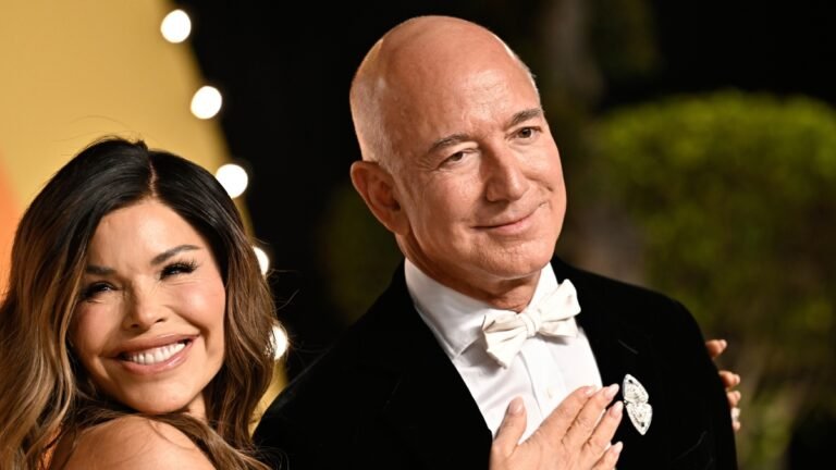 Bezos-Sanchez Marragy: USD 500 मिलियन नौका को शानदार होटलों के लिए, यहाँ क्यों इसे ‘वेडिंग ऑफ सेंचुरी’ कहा जाता है Bezos-Sanchez Marragy: USD 500 मिलियन नौका को शानदार होटलों के लिए, यहाँ क्यों इसे ‘वेडिंग ऑफ सेंचुरी’ कहा जाता है