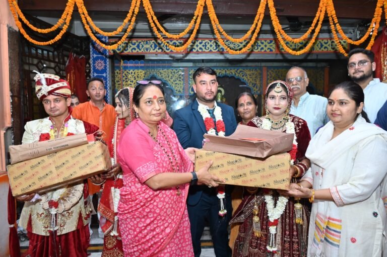 स्पीकर ने सामुहिक विवाह समारोह में पहुंचकर वर वधू को आशीर्वाद दिया स्पीकर ने सामुहिक विवाह समारोह में पहुंचकर वर वधू को आशीर्वाद दिया