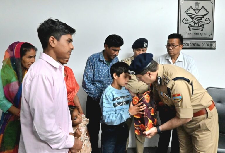 उत्तराखण्ड पुलिस के “ऑपरेशन स्माइल” से लौटी 2509 परिवारों की मुस्कान, परिजनों ने की सराहना उत्तराखण्ड पुलिस के “ऑपरेशन स्माइल” से लौटी 2509 परिवारों की मुस्कान, परिजनों ने की सराहना