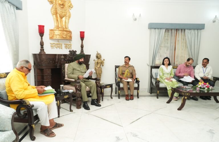राज्यपाल ने आमजन की समस्याएं सुनीं, निस्तारण के अधिकारियों को दिए निर्देश राज्यपाल ने आमजन की समस्याएं सुनीं, निस्तारण के अधिकारियों को दिए निर्देश