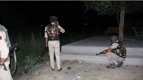 सीमा पर भारी तनाव: नापाक हरकतों से बाज नहीं आ रहा पाकिस्तान, LoC पर पलांवाला सेक्टर में की फायरिंग सीमा पर भारी तनाव: नापाक हरकतों से बाज नहीं आ रहा पाकिस्तान, LoC पर पलांवाला सेक्टर में की फायरिंग