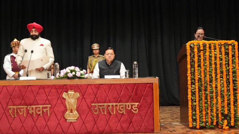 राज्यपाल ने मुख्य सूचना आयुक्त व राज्य सूचना आयुक्तों को दिलाई पद की शपथ राज्यपाल ने मुख्य सूचना आयुक्त व राज्य सूचना आयुक्तों को दिलाई पद की शपथ