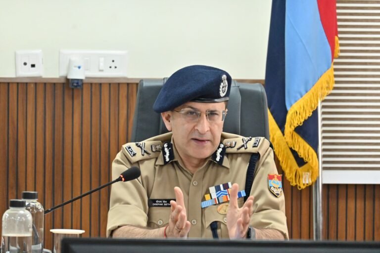 उत्तराखण्ड पुलिस को तकनीक-सक्षम, संवेदनशील एवं प्रोफेशनल बल बनाना हमारा लक्ष्य: डीजीपी उत्तराखण्ड पुलिस को तकनीक-सक्षम, संवेदनशील एवं प्रोफेशनल बल बनाना हमारा लक्ष्य: डीजीपी